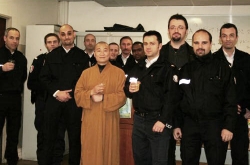 Maître Shi Heng Jun avec les disciples policiers de Paris